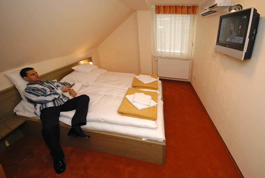 Hotel Bavaria Abda Zimmer foto