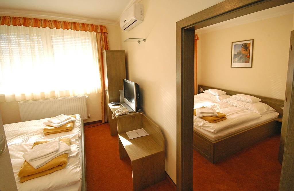 Hotel Bavaria Abda Zimmer foto